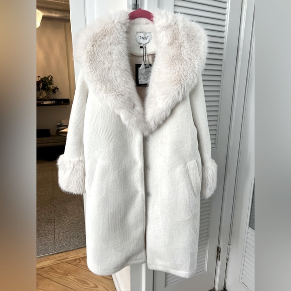 High quality faux fur female coat. Looks gorgeous, good fit, warm - Picture 2 of 9